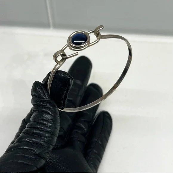 Vintage Silver Bangle Bracelet with enclosed Blue Stone Gemstone - Picture 3 of 6